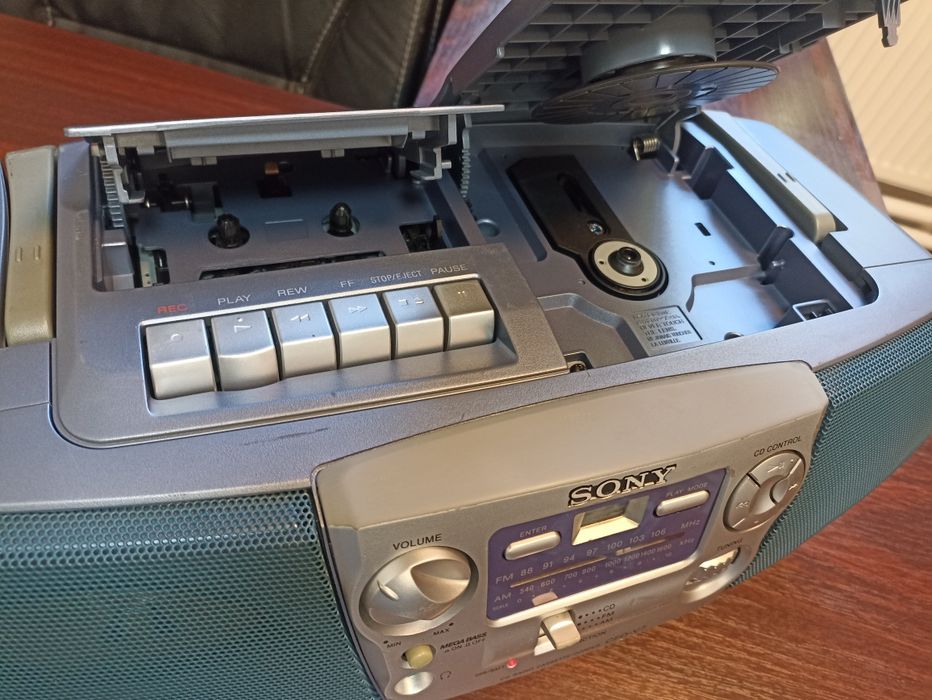 Radio-Casetofon cu CD Sony, model CFD-V7, recondiționat, perfect funcțional.