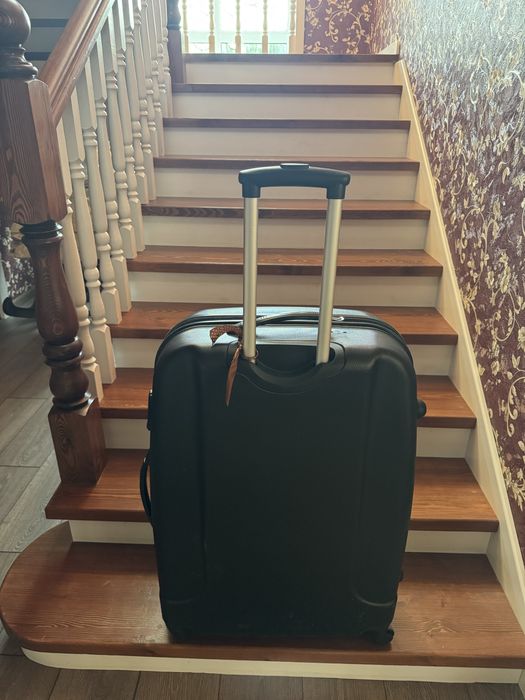Чемодан черный на колесиках