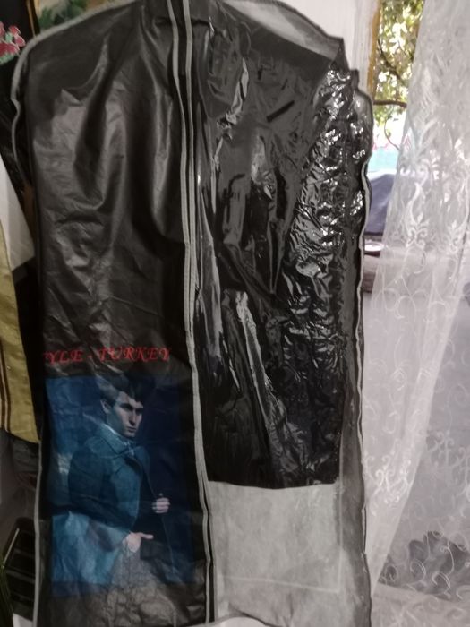 Prodayu chorni kastyum.