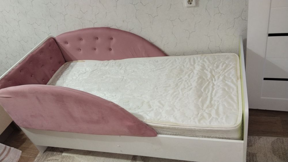 Продам кровать с ортопедическим матрасом