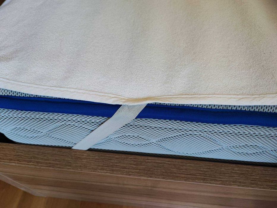 Продавам две единични легла с ракли и матраци, изработени по поръчка.