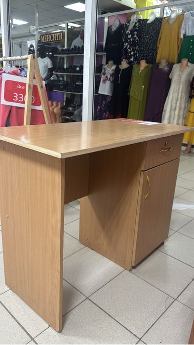 Продам стол с ящиком.