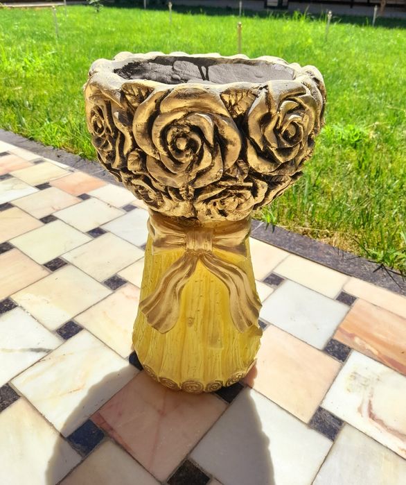 Gul tuvaklar. Chiroyli bejirim qilib yasalgan