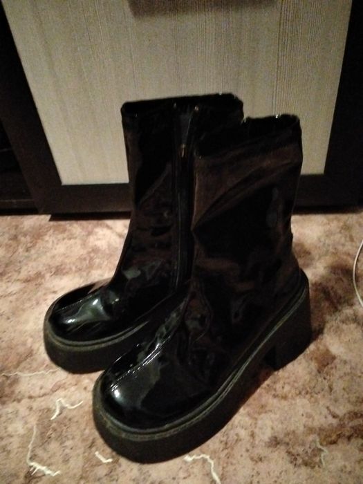 Аяк киімдер сатылады