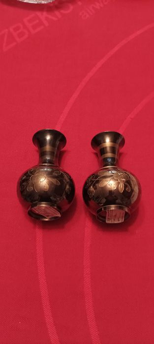 Декоративные металлические вазы