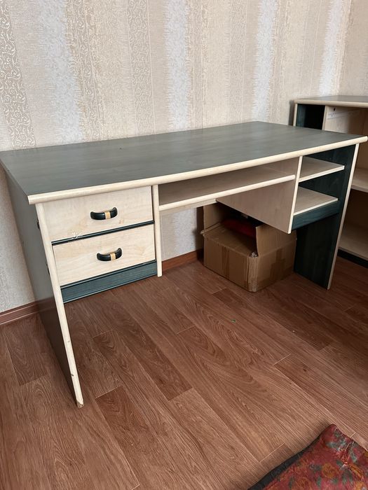 Письменный стол, шкаф для книг, тумба