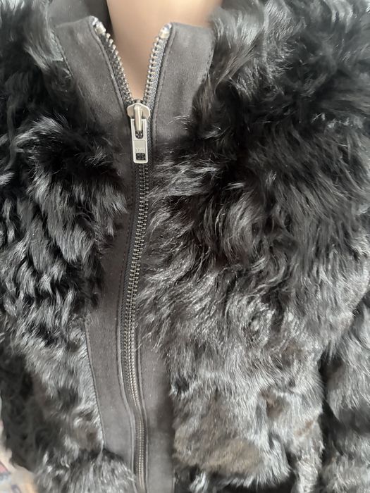 Haina blană (berbec) pentru femei. Culoarea neagra, marimea38(M).