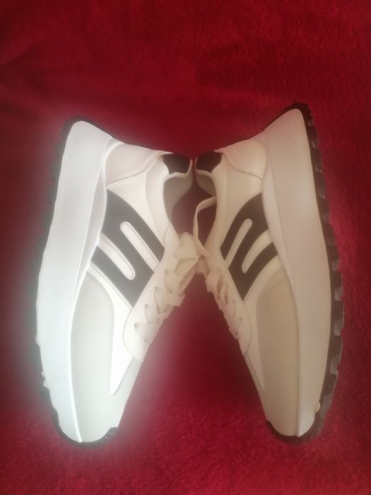 Маратонки нови, номер 38,дамско, черно-бели