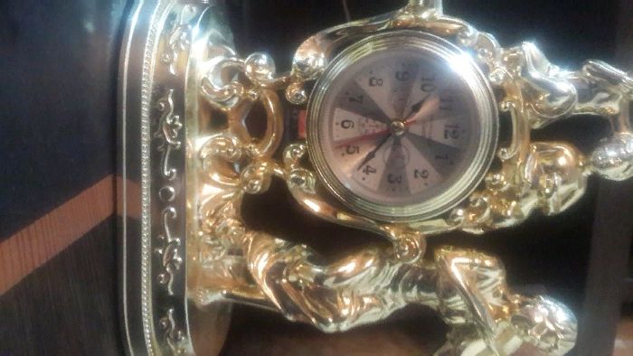 прдам настольные новые часы