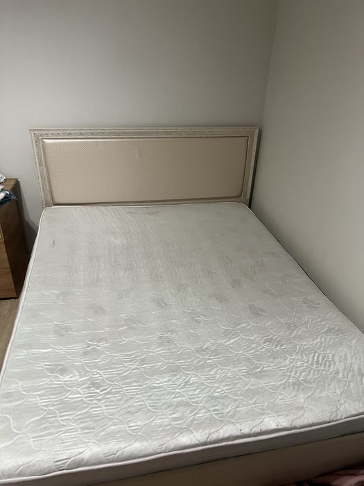 Кровать с матрасом