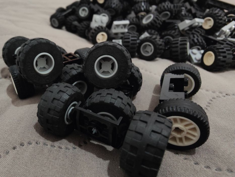 Roți lego, osii și aripi.