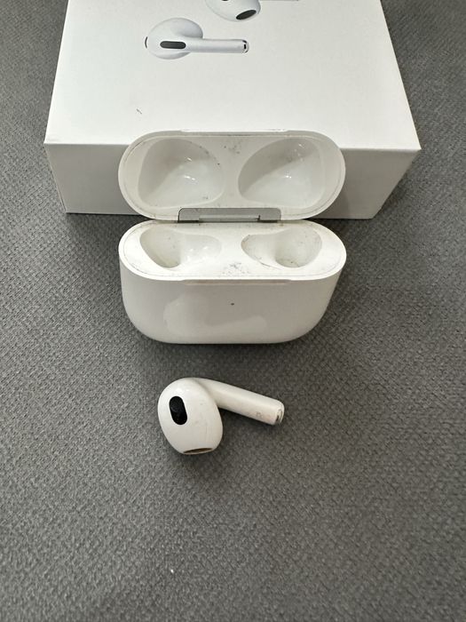 Продам Apple AirPods 3 with Lighting Charging case