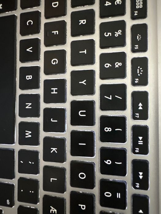 MacBook Air 13” (2011) – Intel i5, 4GB RAM, SSD 128GB – macOS curat