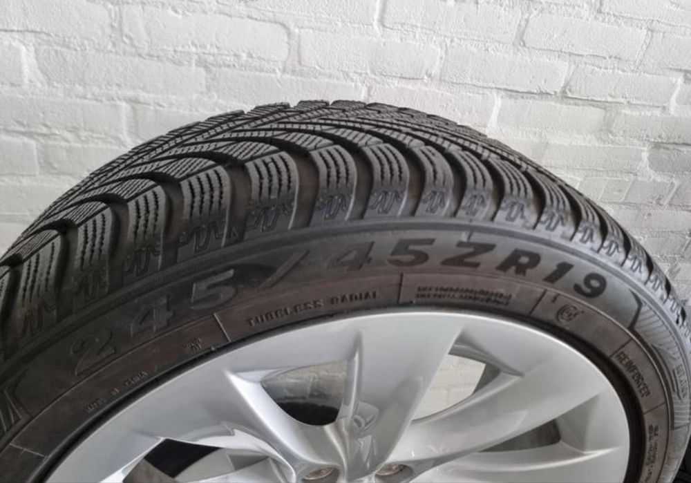 Tesla model s джанти 19 със зимни гуми
