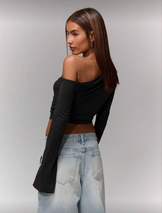 Продавам тази блузка. Чисто нова