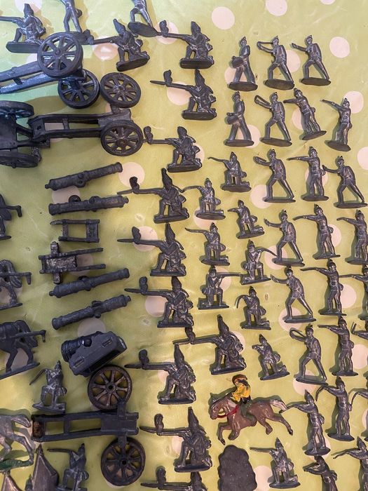 Circa 100 soldăței de plumb + soldați romanesti