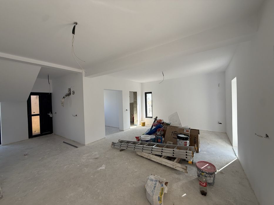 Duplex la Sanandrei ,3 dormitoare,living,bucatarie ,2 bai ,hol si terasa acoperita la pretul de 129500 euro neg direct de la propietar nr  0745758440