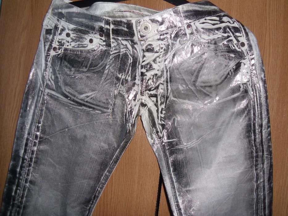 pantalonii  blugi argintii ,trendy