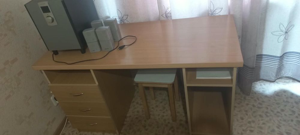 Продам крепкий компьютерный вместительный стол