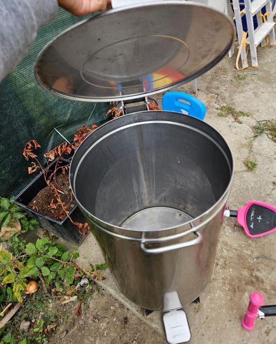 Vând coș de gunoi din inox.