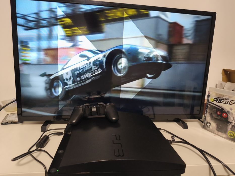 Sony PlayStation PS 3  cu joc Need for Speed și maneta