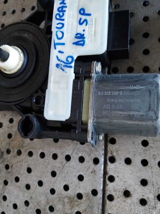 Motoras macara dreapta spate vw touran 5t 2016 5q0959812a 0130822724
