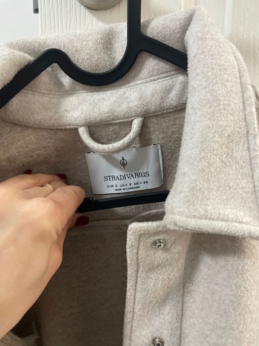 Късо палто Stradivarius