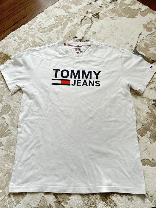 Бяла оригинална тениска на tommy jeans