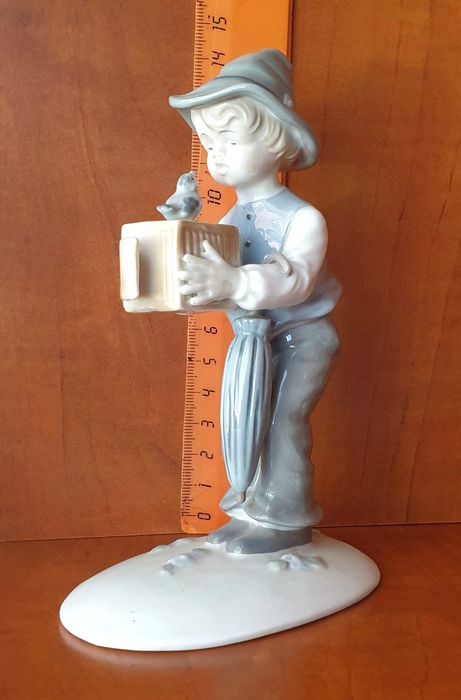 Статуэтки из фарфора дети