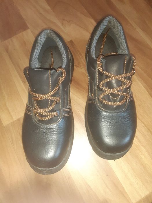 Продам новые ботинки