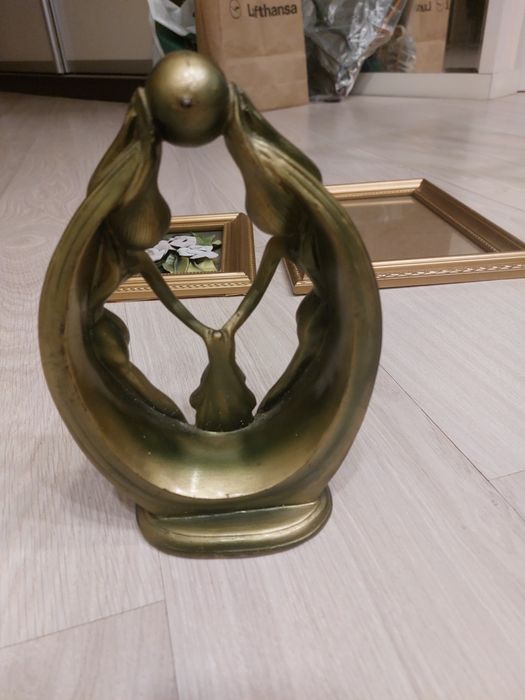 Статуэтка  красивая