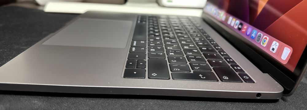 Продам MacBook Pro 2017 г 8/256 gb