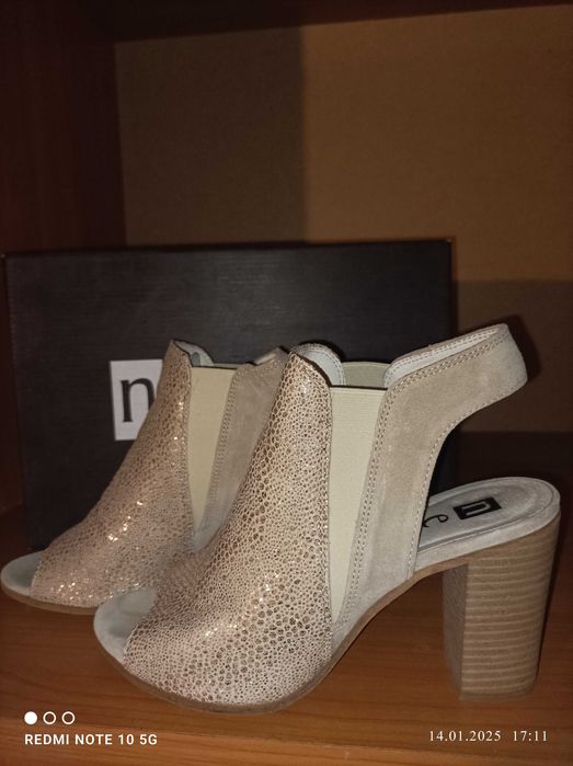 Златисти сандали NESSI