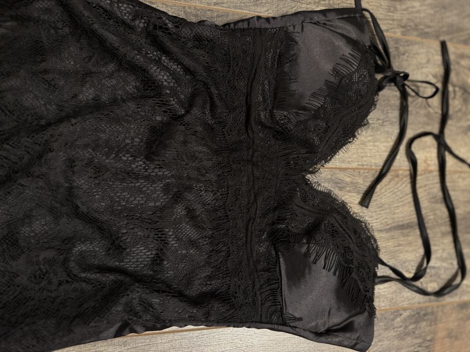 Бюстие Алеса дантела и сатен