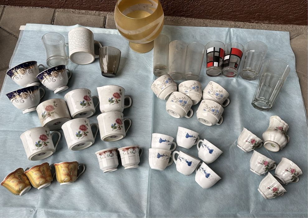 Продам блюдца- стакан -чашечки.