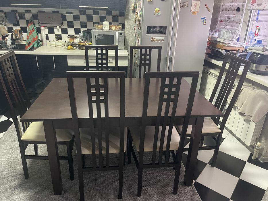 Стол со стульями