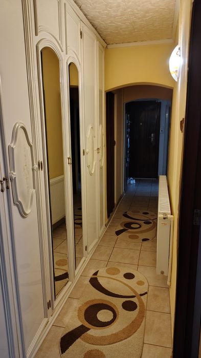 Vând apartament 3 camere în Rovinari zona centrală, 69mp,etaj4/4, complet mobilat și utilat,izolat termic. Preț 52.000 euro. Vedere la strada