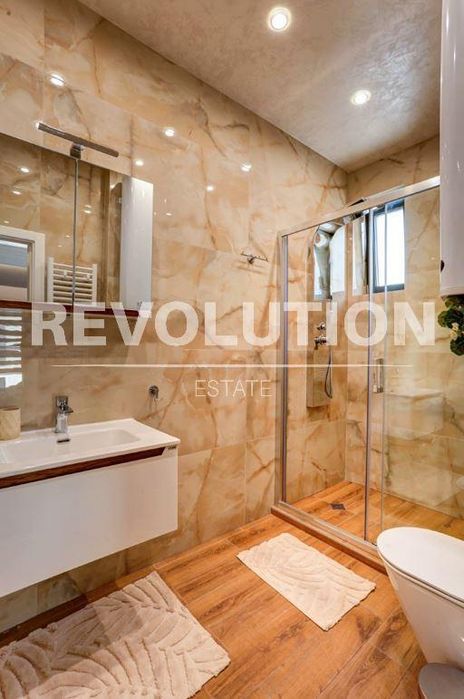 Дава се под наем Четиристаен апартамент в Варна, Галата - 207 кв.м за 2200 € - Снимка #7