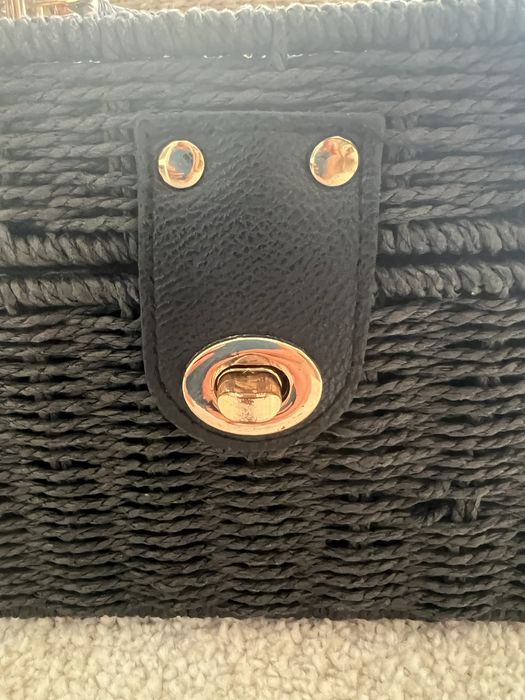 Ратанова чанта със златисти детайли