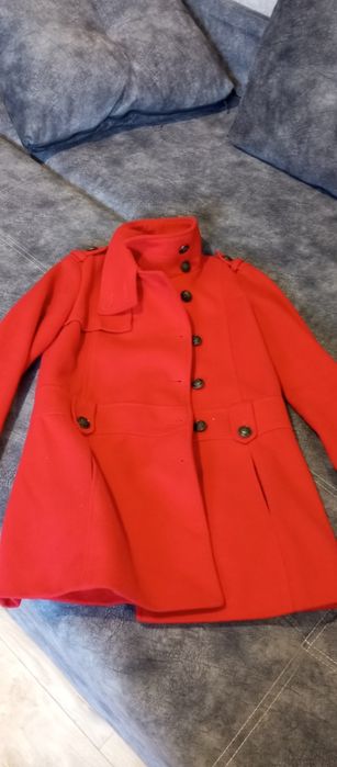 Продам пальто красное