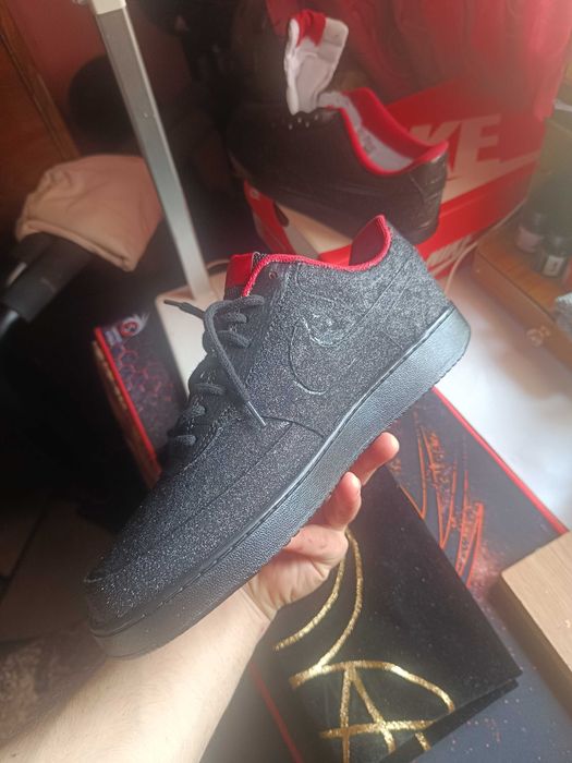 Nike personalizați – sclipici negru + talpă roșie