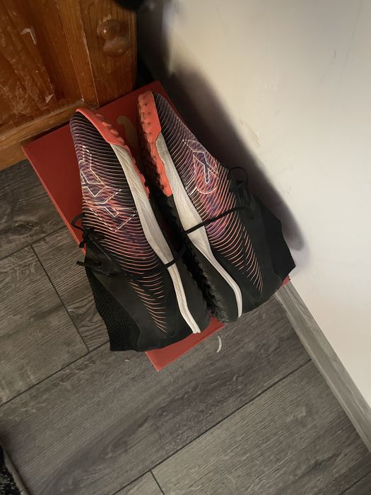 Vand ghete de fotbal puma aproape noi