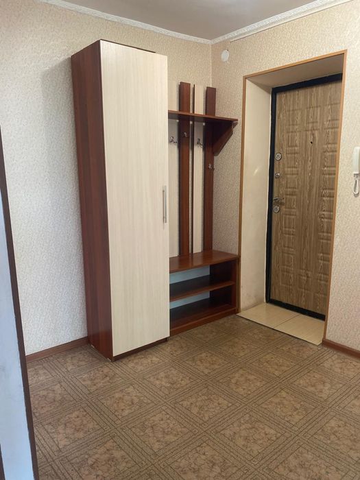 Продам шкаф с зеркалом в прихожую.