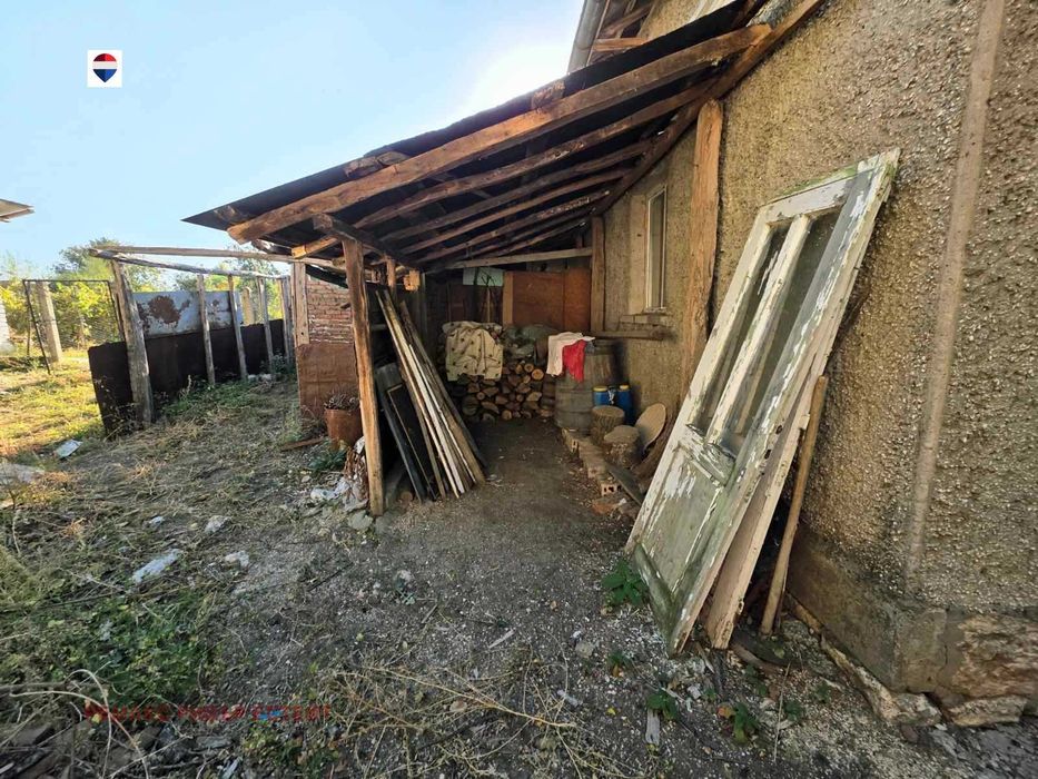 Къща с двор за продажба в с. Беловец