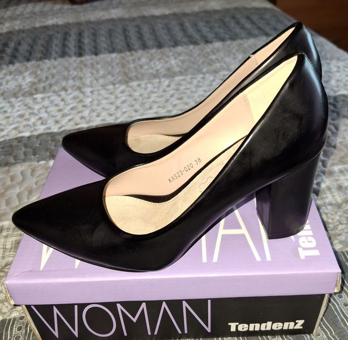 Дамски обувки на стабилен ток