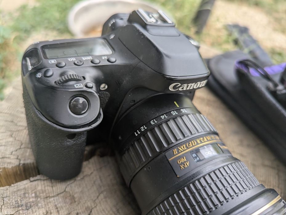 Canon  80D cu obiectiv Canon 50 mm F1.8, Tokina 11-16 mm F2.8, 3 baterii cu incarcator + accesorii, stare foarte buna