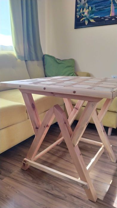 Малка маса – ръчна авторска изработка – бук/бор