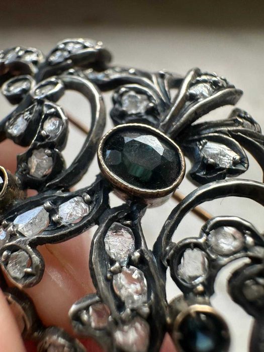 Broșă din aur și argint, decorată cu safire și diamante, în. sec. XX