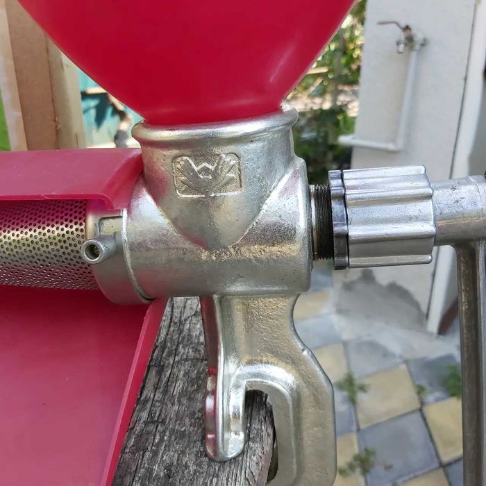 Механическая шнековая чугунная соковыжималка (СССР) 70-80 г.