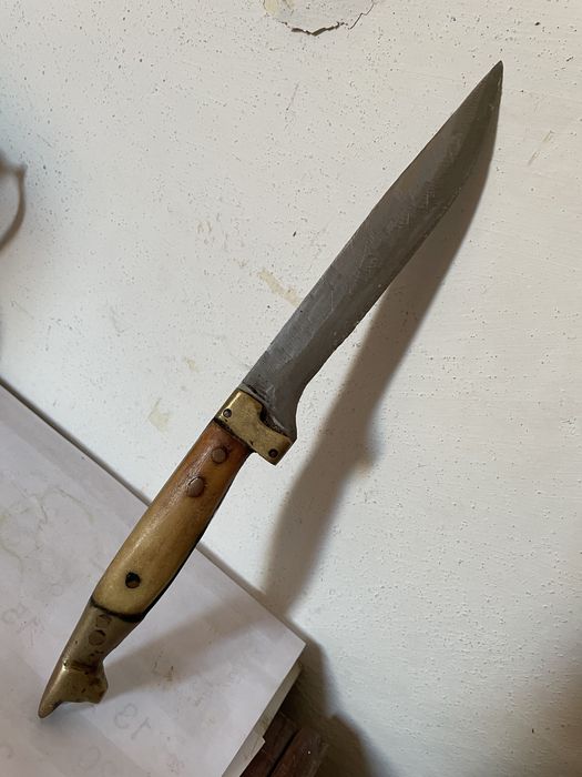 Красив дебел стоманен нож с месинг и куче